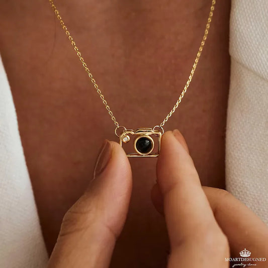 Personalisierte Foto-Projektionskette mit Kamera-Anhänger – Edelstahl Halskette mit Bild – Geschenkidee 2025