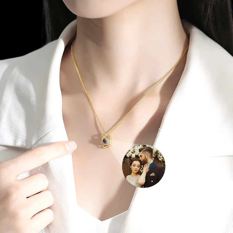 Personalisierte Foto-Projektionskette mit Kamera-Anhänger – Edelstahl Halskette mit Bild – Geschenkidee 2025