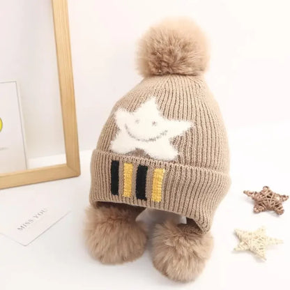 Kinder Wintermütze mit Bommel – Weiche Strickmütze aus Samt – Beanie für Jungen & Mädchen mit Ohrenschutz – warm & süß – 3–8 Jahre
