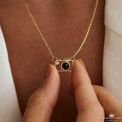 Personalisierte Foto-Projektionskette mit Kamera-Anhänger – Edelstahl Halskette mit Bild – Geschenkidee 2025