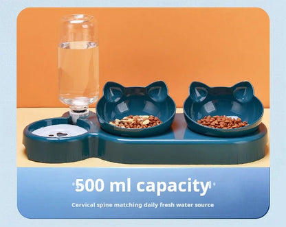 3-in-1 Katzennapf mit Wasserspender – Schräger Futternapf & Trinkflasche – Ergonomisch & rutschfest