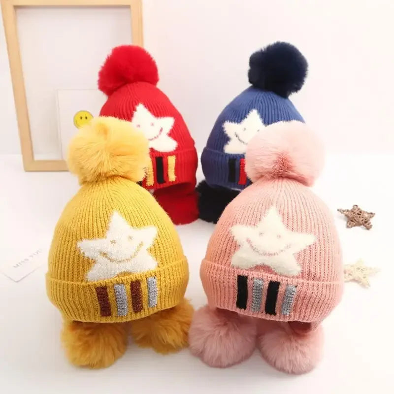Kinder Wintermütze mit Bommel – Weiche Strickmütze aus Samt – Beanie für Jungen & Mädchen mit Ohrenschutz – warm & süß – 3–8 Jahre