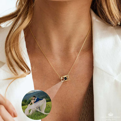 Personalisierte Foto-Projektionskette mit Kamera-Anhänger – Edelstahl Halskette mit Bild – Geschenkidee 2025