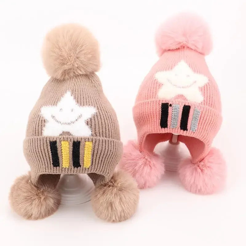 Kinder Wintermütze mit Bommel – Weiche Strickmütze aus Samt – Beanie für Jungen & Mädchen mit Ohrenschutz – warm & süß – 3–8 Jahre