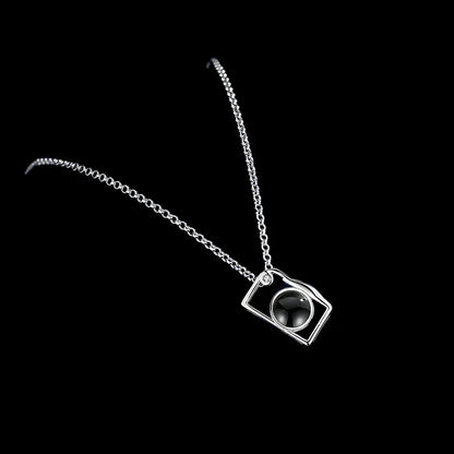 Personalisierte Foto-Projektionskette mit Kamera-Anhänger – Edelstahl Halskette mit Bild – Geschenkidee 2025