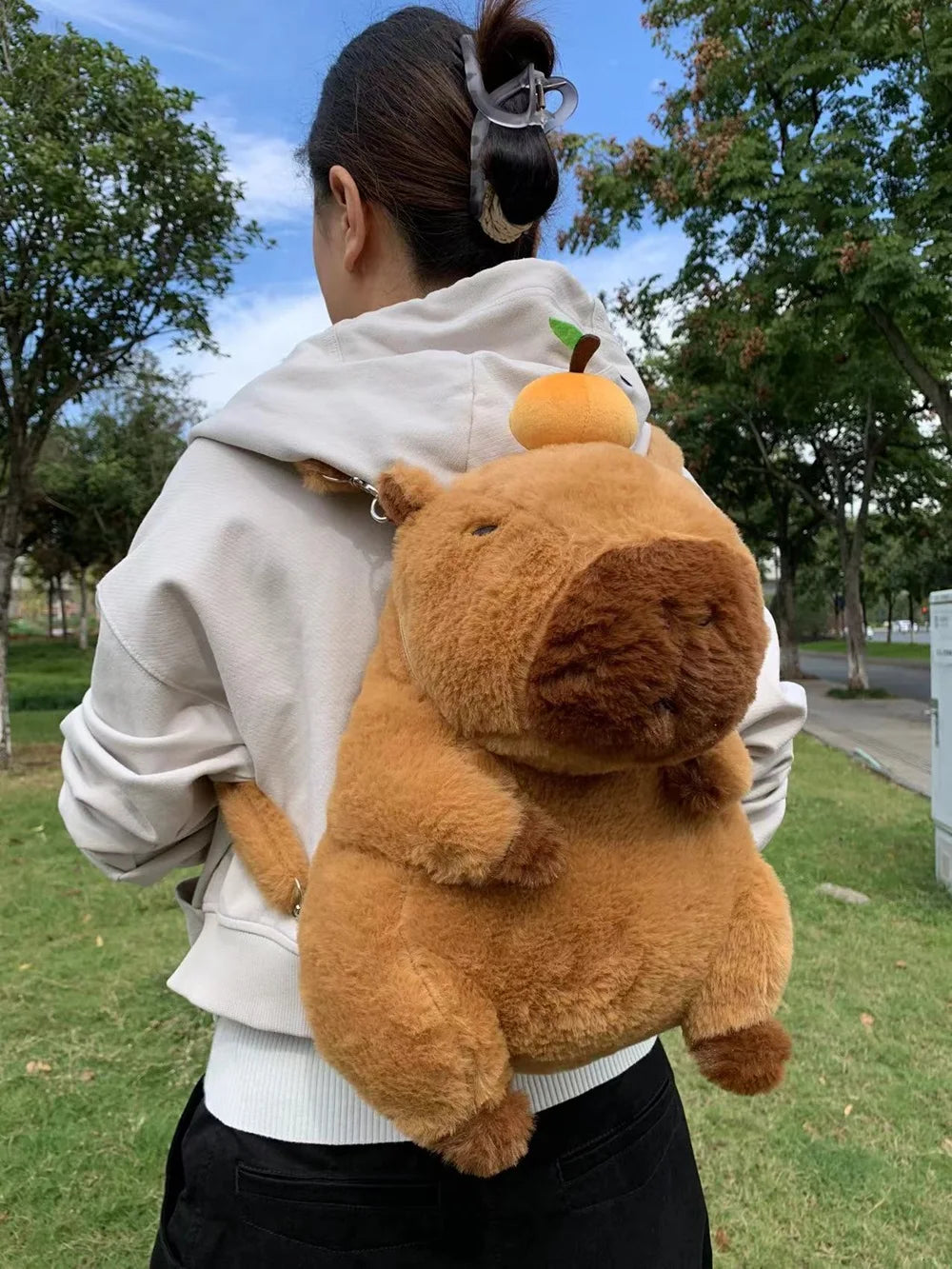 Capybara Plüsch-Rucksack 33 cm – Kawaii Mini-Rucksack & Kuscheltier für Kinder & Teenager