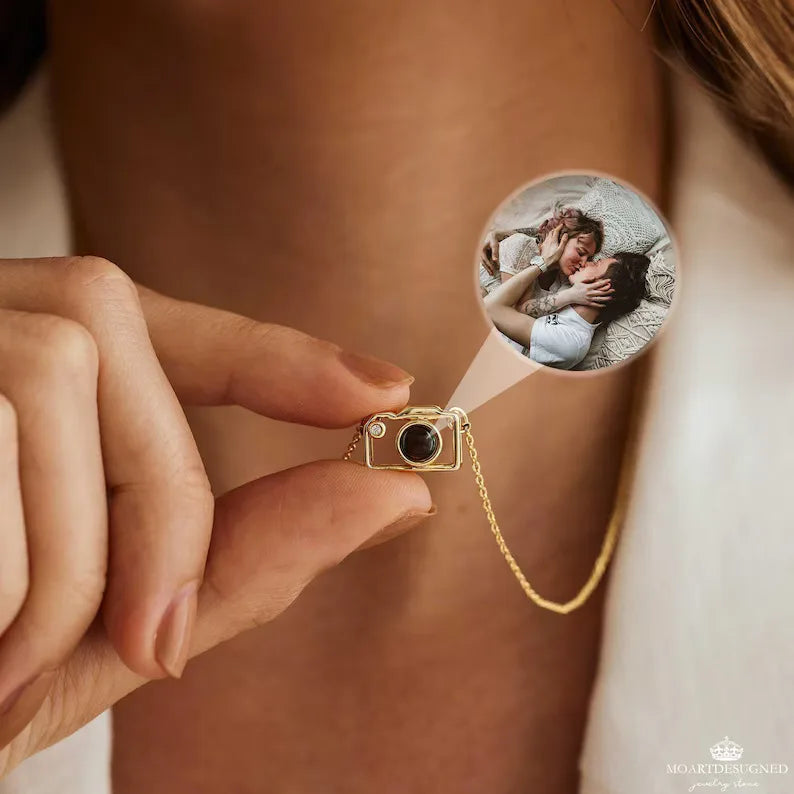 Personalisierte Foto-Projektionskette mit Kamera-Anhänger – Edelstahl Halskette mit Bild – Geschenkidee 2025