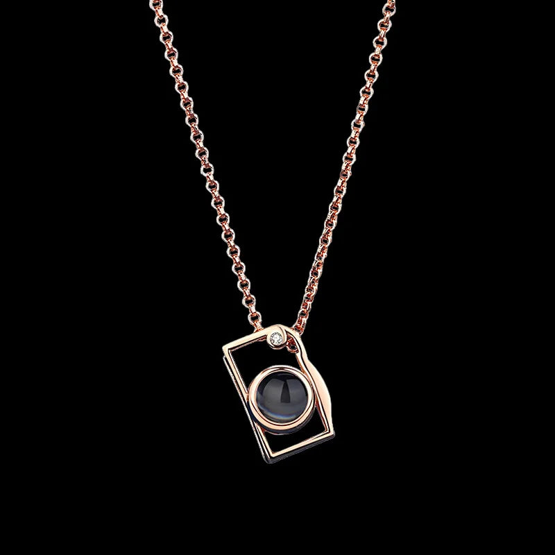 Personalisierte Foto-Projektionskette mit Kamera-Anhänger – Edelstahl Halskette mit Bild – Geschenkidee 2025