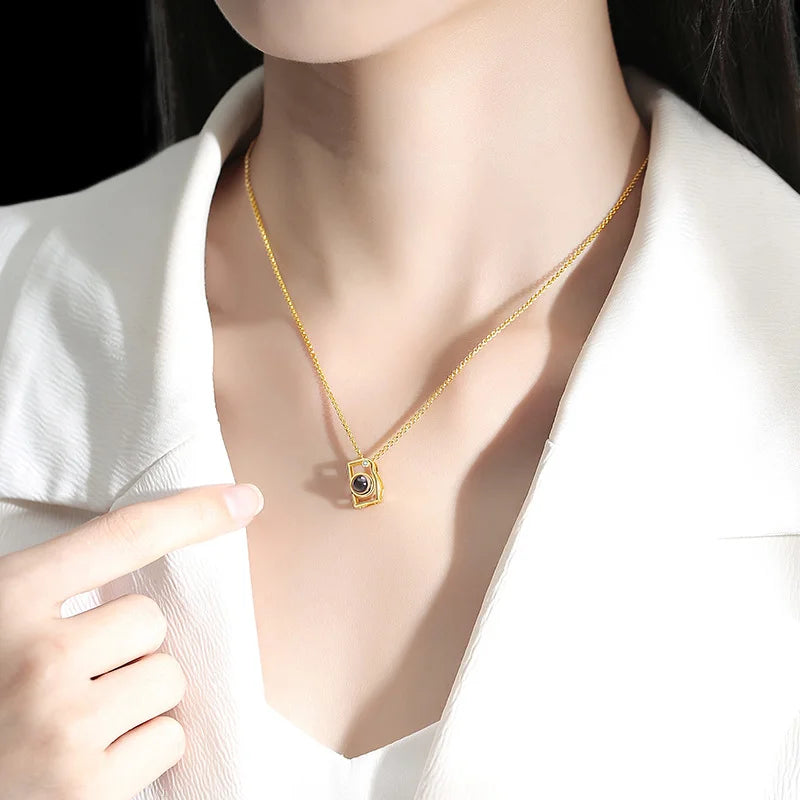 Personalisierte Foto-Projektionskette mit Kamera-Anhänger – Edelstahl Halskette mit Bild – Geschenkidee 2025