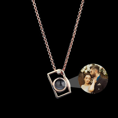 Personalisierte Foto-Projektionskette mit Kamera-Anhänger – Edelstahl Halskette mit Bild – Geschenkidee 2025