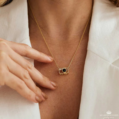 Personalisierte Foto-Projektionskette mit Kamera-Anhänger – Edelstahl Halskette mit Bild – Geschenkidee 2025